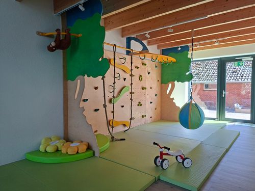 Kletterwand mit Ballschaukel Indoor Spielscheune Kletterwand mit Ballschaukel Indoor Spielscheune