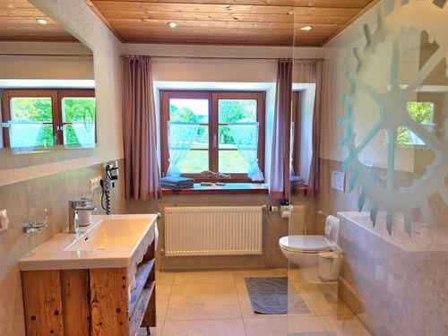 Modernes Badezimmer in der Ferienwohnung Mühlenrad im Erdgeschoss. Modernes Badezimmer in der Ferienwohnung Mühlenrad im Erdgeschoss.