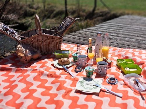 Auf Wunsch servieren wir euch einen liebevoll zusammengestellten Frühstückskorb. Auf Wunsch servieren wir euch einen liebevoll zusammengestellten Frühstückskorb.