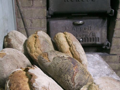 selbst gebackenes Holzofenbrot selbst gebackenes Holzofenbrot