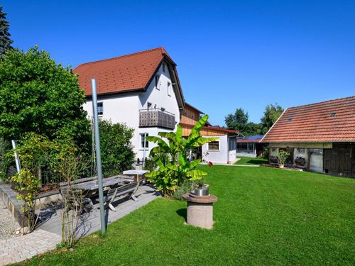 Garten mit Sitzplatz - Sommer Garten mit Sitzplatz - Sommer