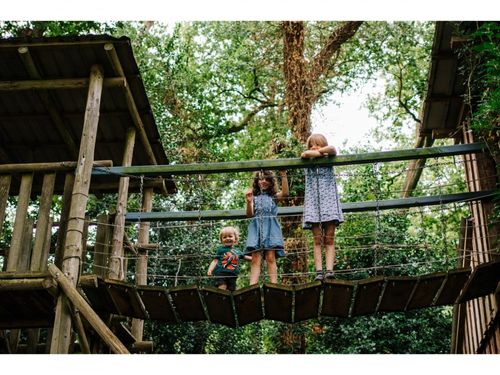 Auf den Kletterturm über die Wackelbrücke und ins Stroh springen Auf den Kletterturm über die Wackelbrücke und ins Stroh springen