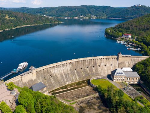 Edersee_mit_Staumauer_Heinz_Hilberg