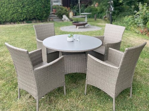 gemütliche Sitzgelegenheit im Garten