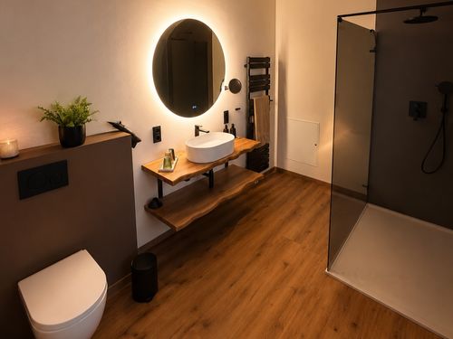 Badezimmer in der 1. Etage mit Dusche und WC