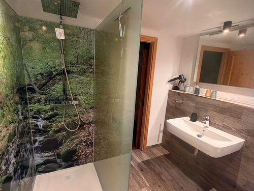 Badezimmer im Erdgeschoss mit Dusche und WC