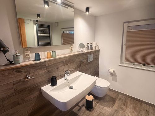 Badezimmer im Erdgeschoss mit Dusche und WC