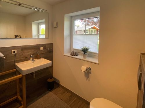Badezimmer im Untergeschoss mit Dusche und WC