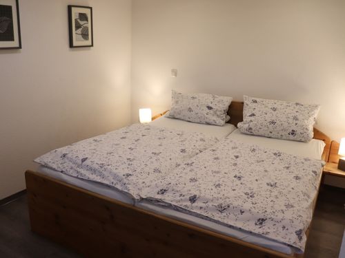 Schlafzimmer im Untergeschoss mit Doppelbett und Schlafsofa