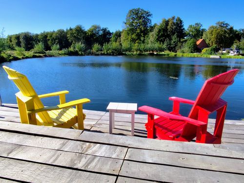 bruchmühlen_terrasse am mühlenteich mit Liegestühlen bruchmühlen_terrasse am mühlenteich mit Liegestühlen