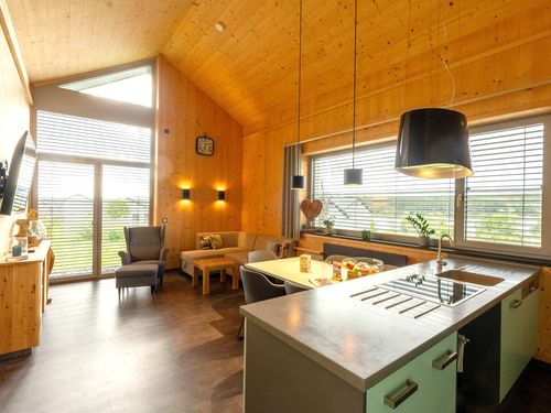 CHALET - Wohnraum mit Küche und Terrasse