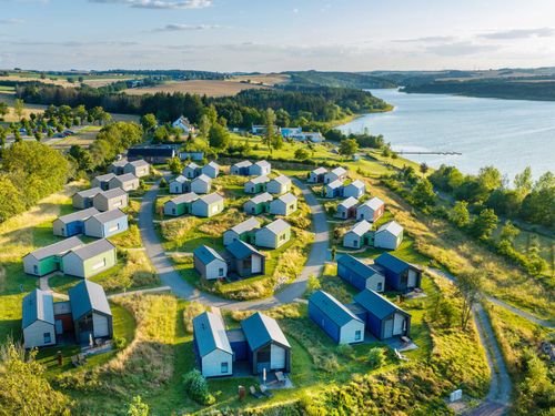 Bio-Seehotel Chalets aus der Vogelperspektive