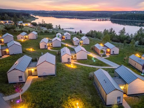 Bio-Seehotel Chalets aus der Vogelperspektive