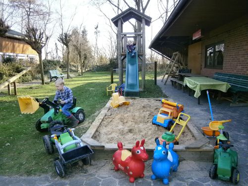 ferienhof niemann spielplatz mit rutsche, wippe und sandkasten ferienhof niemann spielplatz mit rutsche, wippe und sandkasten