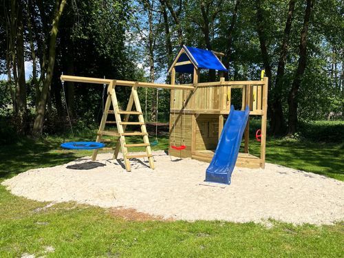 kuhle_auszeit_spielplatz_kletterturm mit rutsche und schaukel kuhle_auszeit_spielplatz_kletterturm mit rutsche und schaukel