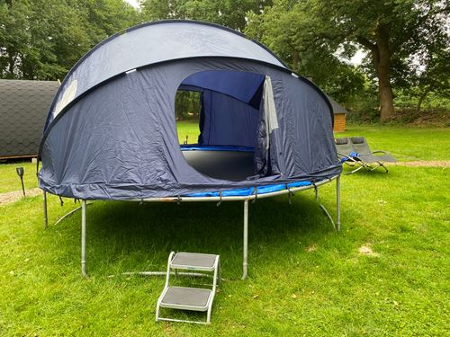 kuhle_auszeit_trampolinzelt_übernachten auf dem Trampolin kuhle_auszeit_trampolinzelt_übernachten auf dem Trampolin