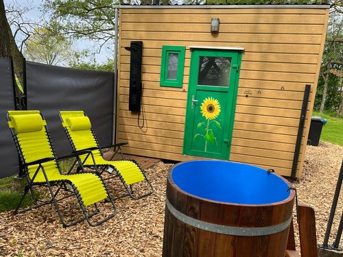 kuhle_auszeit_aussenbereich sauna mit dusche, tauchfass und liegestühlen kuhle_auszeit_aussenbereich sauna mit dusche, tauchfass und liegestühlen