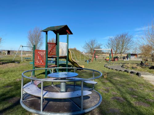 ferienhof janssen spielplatz mit karussel und kletterturm