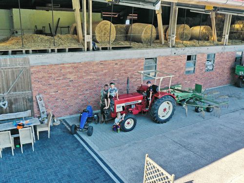 ferienhof bruns_strohscheune_spieltrecker ferienhof bruns_strohscheune_spieltrecker