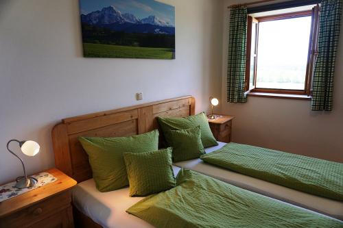 eins der fünf Schlafzimmer