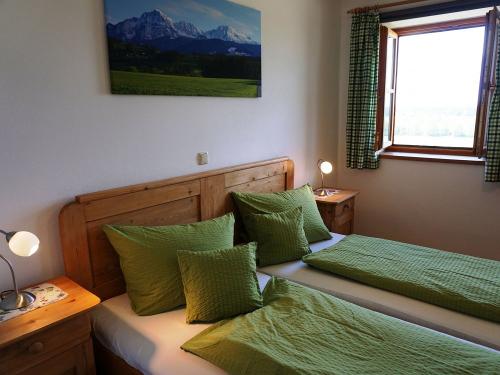 eins der fünf Schlafzimmer