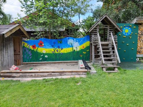 Sandspielplatz mit Kletterwand