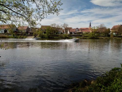 Kostenloses Motorboot ausleihen 
Ohne Führerschein