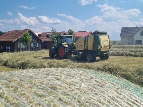 Gerne könnt ihr mit uns Traktor fahren