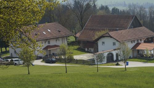 der Blick von der Kapelle auf den Hof