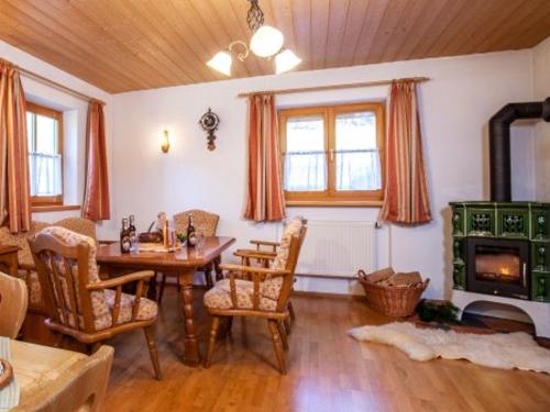 Wohnraum mit Kaminofen Wohnraum mit Kaminofen