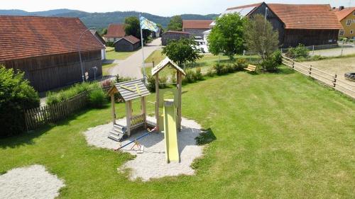 Spielplatz mit Kletterturm, Schaukel, Rutsche, Trampolin und Sandkasten