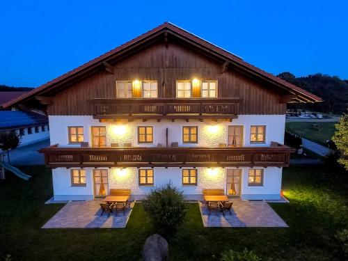 Landhaus Altweck abends by Bernhard Watzinger