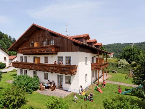 Landhaus Altweck im Sommer by Gert Ziegenbein