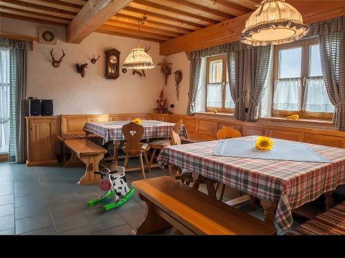 Aufenthaltsraum im Landhaus Altweck by Bernhard Watzinger