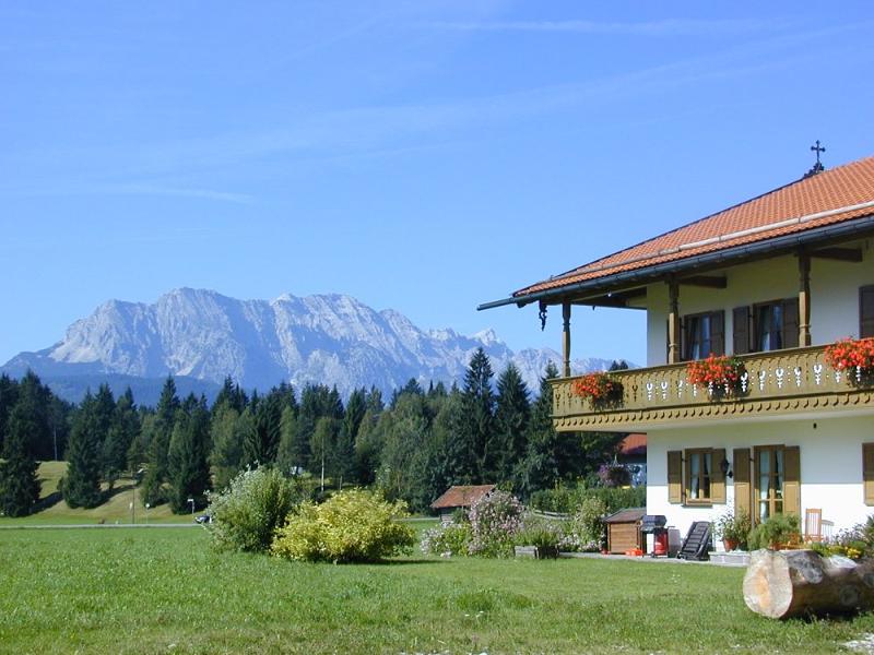 Ausblick zur Zugspitze mit Haus