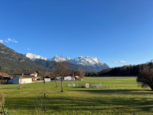 Ausblick mit Schnee in den Bergen von FeWo Vierspitz,Zugspitzblick,Wetterstein und Ka