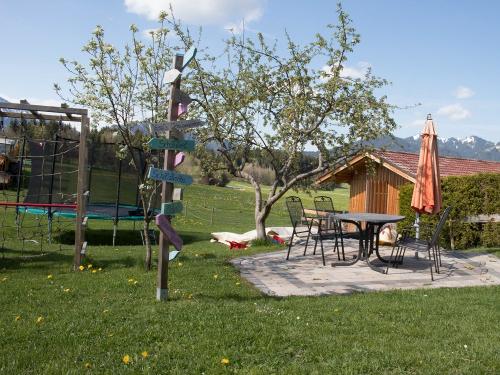 Terasse mit Spielplatz