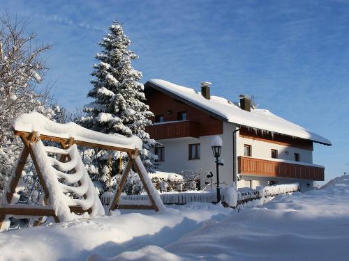 bauernhofhefelegstehauswinter2019