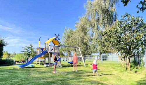 Kinder spielen auf Spielplatz