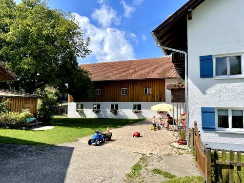Hofinnenraum mit Kindern