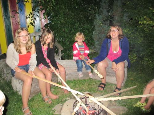 Stockbrotgrillen am Lagerfeuer
