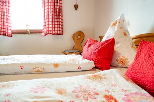 fewoettensberger_01_schwaenlie_schlafzimmer__010klein