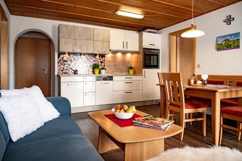 fewoettensberger_04_kueche_esszimmer_wohnzimmer_013klein