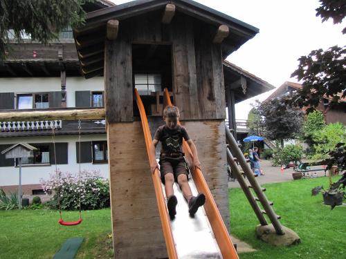 Kinderbaumhaus mit Riesenrutsche