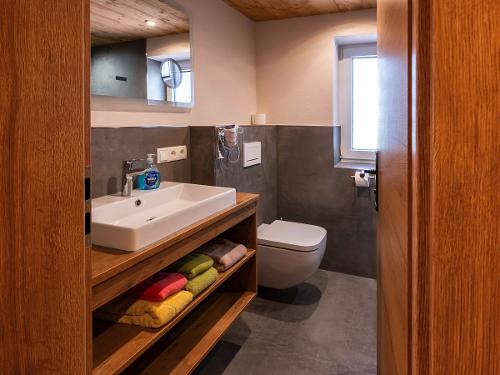 Modernes Bad mit Dusche und WC
