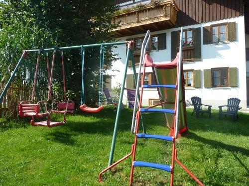 Für Ihre KInder ist viel Platz rund ums Haus in unserem großen Garten
