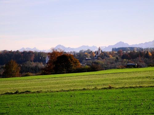 Wanderung mit Blick auf Irsee und dieAlpenkette