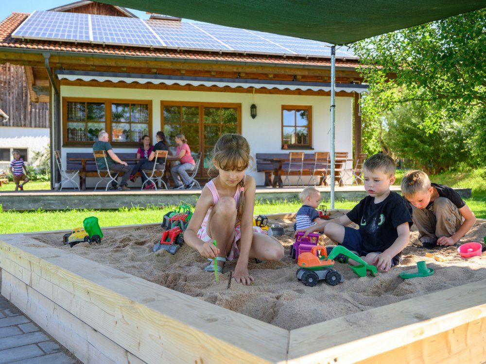 Großer Spaß im XXL Sandkasten