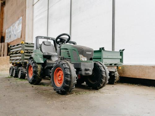 Kinderfahrzeuge stehen im Stall bereit