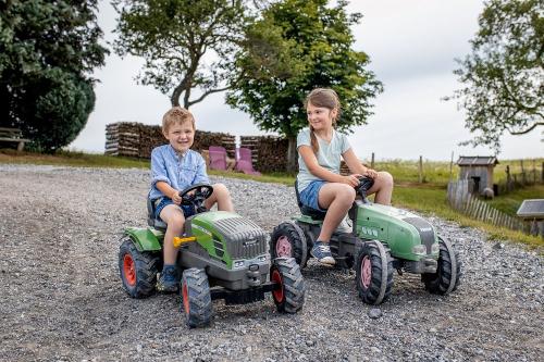 Beim Trettraktor fahren